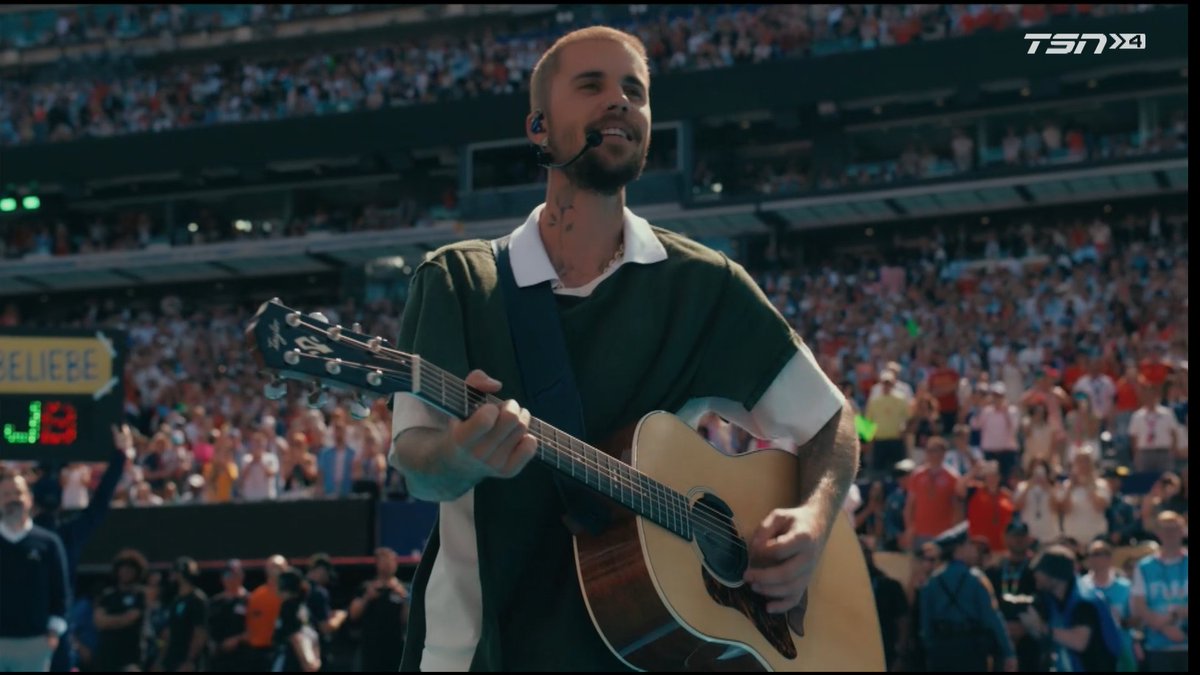 CinemaSporty's tweet photo. 🎤 Justin Bieber delivers a heartfelt performance of "Everything Hallelujah" at the FIFA World Cup Final. ✨🏆

A truly unforgettable halftime moment.

#FIFAWorldCup #WorldCupFinal #ESPARG https://t.co/xY3iADdJpz