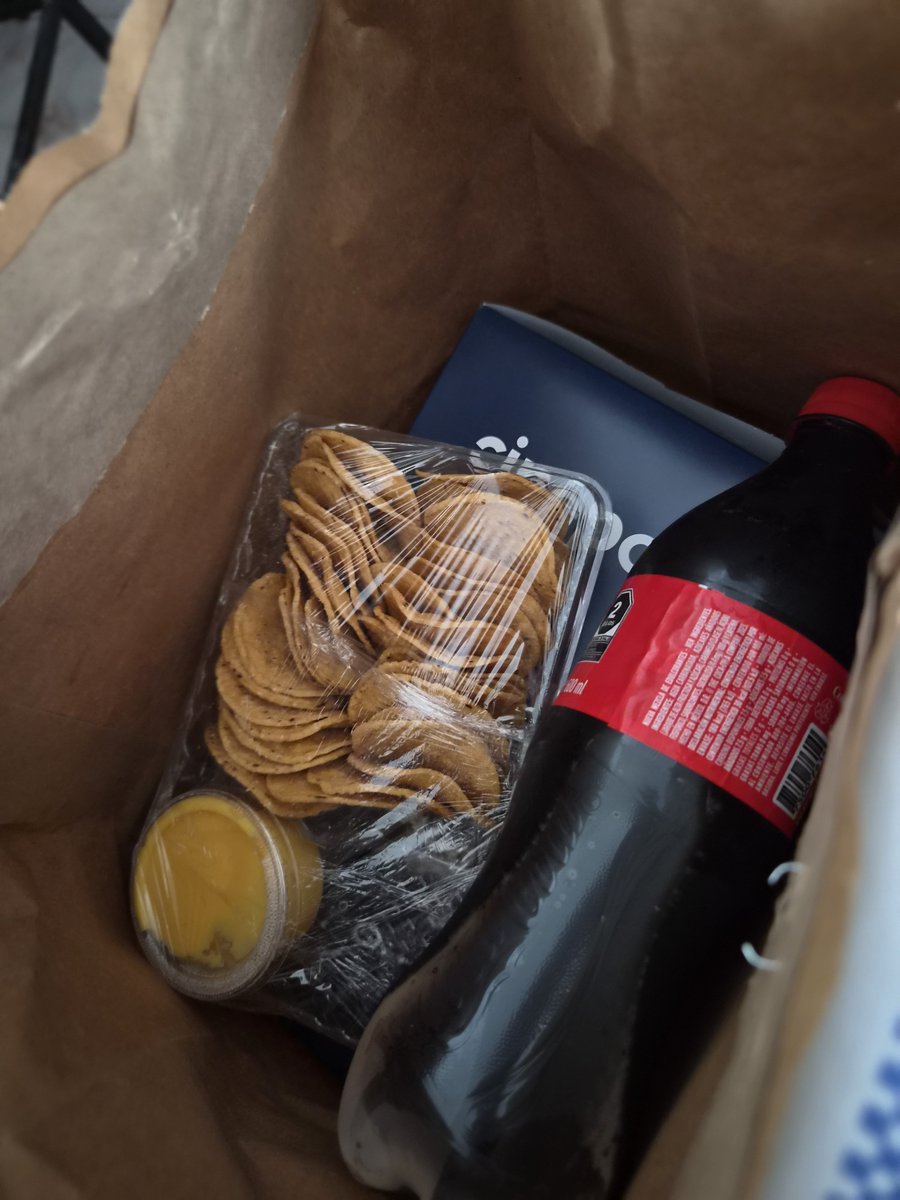 Harrita02's tweet photo. @UberEats @Cinepolis @AyudaCinepolis pedi por uber eats con 2 extra queso, mas el queso de los nachis y solo llego el queso de los nachos. Me dicen que "el artículo no aplica para reembolsso" cuando no me llego lo que pedí!. Porque esos extra queso se pagaron!!! https://t.co/6Z0ImxQIK8