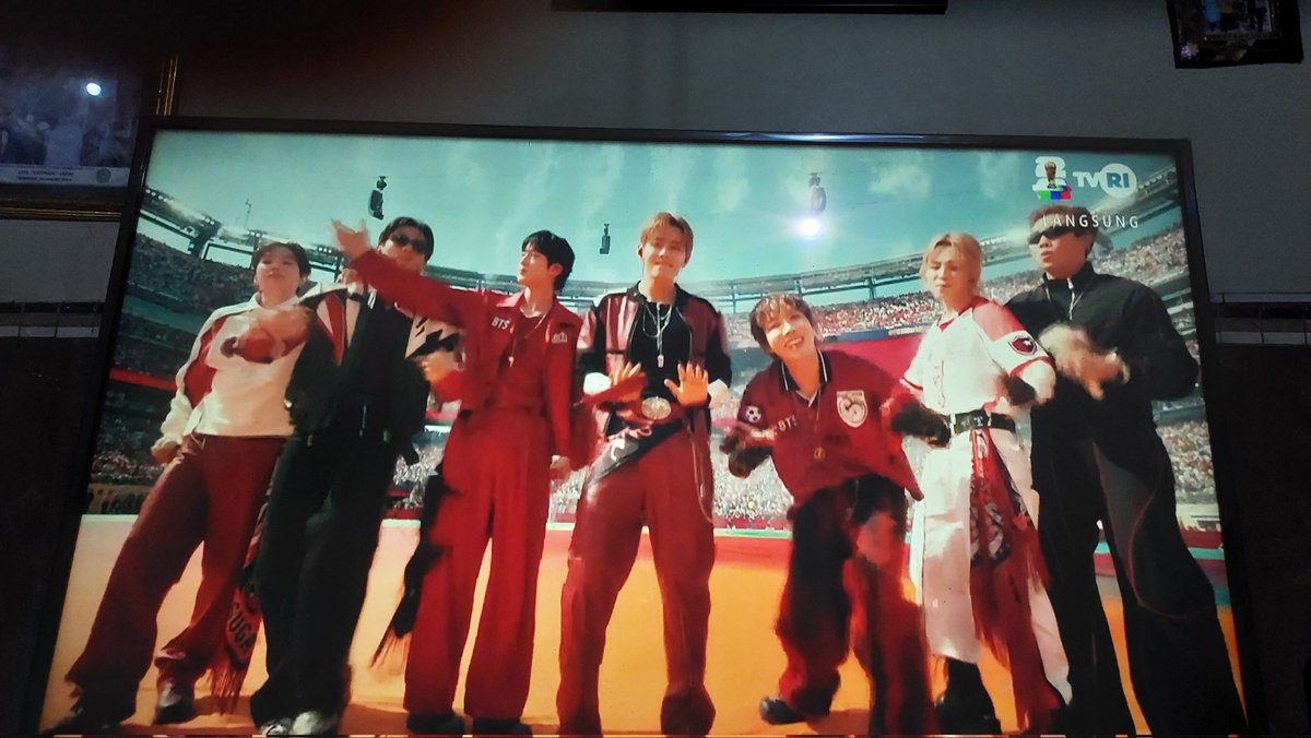 AeraBTS_7's tweet photo. @btschartsxdaily https://t.co/lipptgpDk3