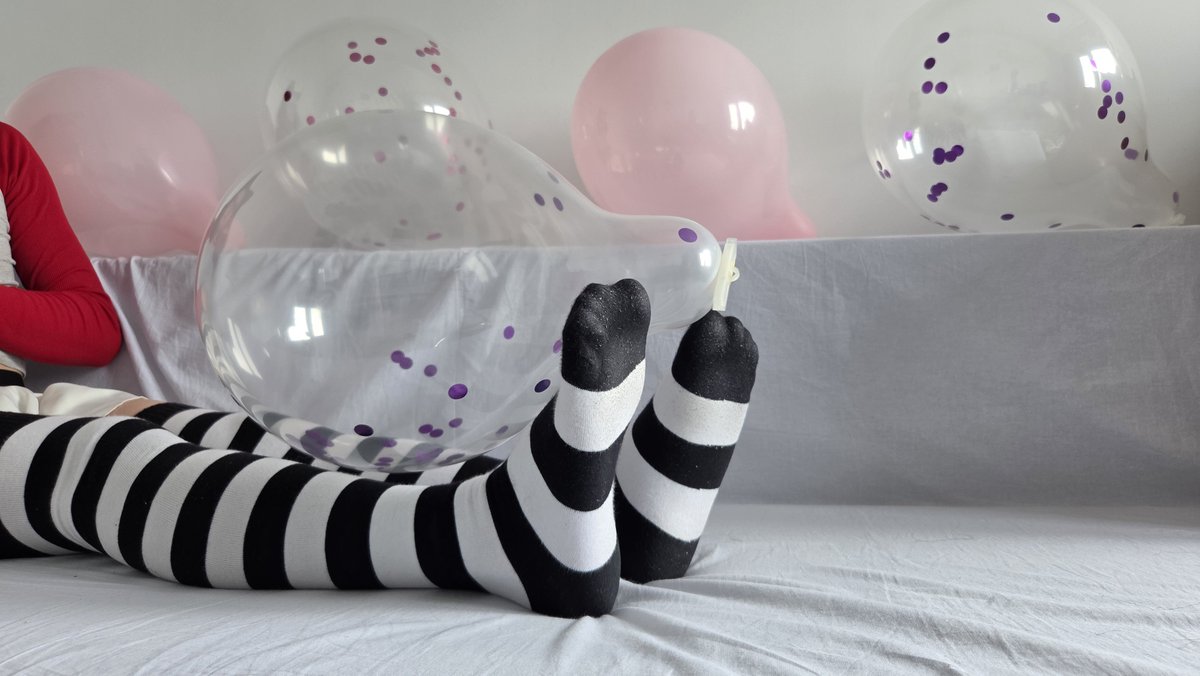Likky28170's tweet photo. I inflate some loons and my new ride roll from SHOSU I received a while ago.
#looner #loonerfemboy #balloon https://t.co/c5oXd1B3pE