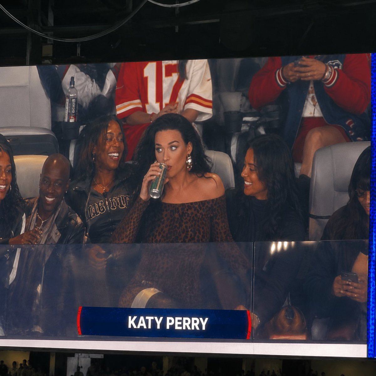 perrysrhythm's tweet photo. katy perry looks so hot #worldcup #fifa https://t.co/fI5LFNKkZS