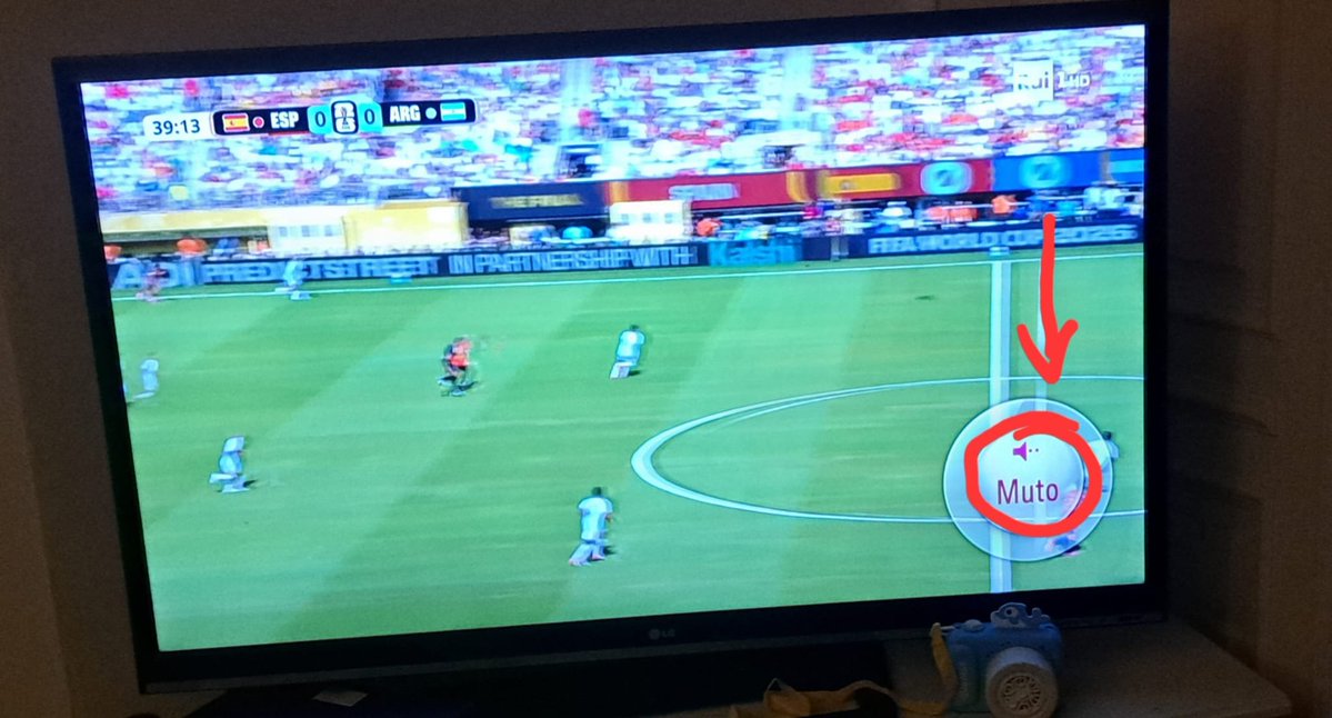 Simone_Borrelli's tweet photo. L'unico modo per vedere la partita stasera. Che poi, la partita va vista, mica ascoltata. @leleadani https://t.co/GacCgUKOX7