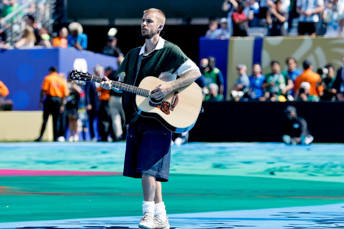 PanAmPost_es's tweet photo. #mundialdefútbol2026 🇪🇸🇦🇷⚽🎶 | El 
show de medio tiempo de la final del Mundial de fútbol contó con la participación de los cantantes Madonna, Justin Bieber, el grupo BTS, y Shakira junto a Burna Boy, al ritmo de "Dai Dai", la canción oficial del torneo. https://t.co/uVLlq0Wx6x