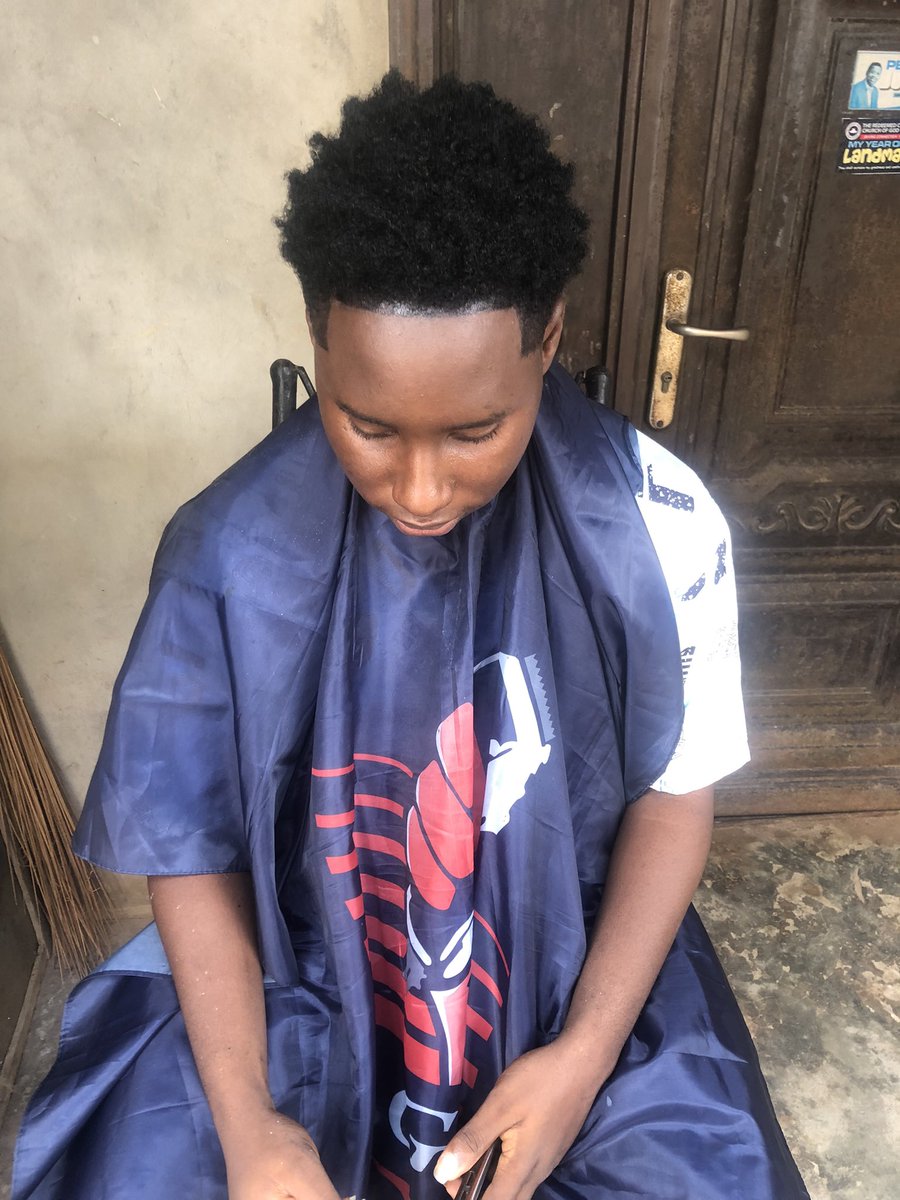 _dhemiberry's tweet photo. Mid-Tapers on sides and back bottom 

#Transformation #MidTapersFade #HairDirektor #Lagos #Nigeria https://t.co/icE3x6Dsai