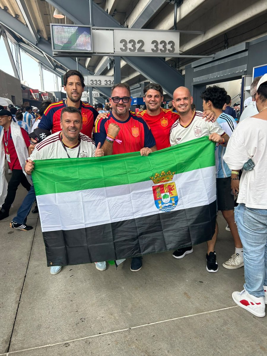 JAReinaGonzalez's tweet photo. Presencia extremeña en la final del mundial.
Álvaro Prieto, secretario del @cdazuaga; @arosuna, alcalde de Mérida; José Fouto Galván y @LUISMIPAT, entre otros. https://t.co/1fG4zUix94