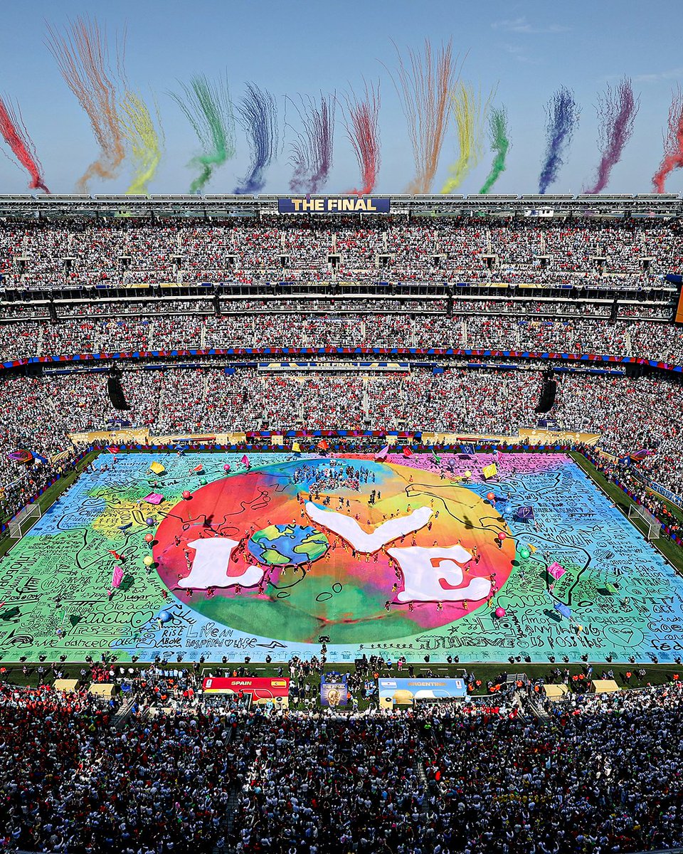 OneFootball's tweet photo. BTS, Shakira, Madonna, Justin Bieber, the Muppets and Ted Lasso all took part in the first EVER half-time show at the FIFA World Cup final 🙌🏆🎉

What an excellent way to close out the tournament 💃 https://t.co/VM3xs4yiaG