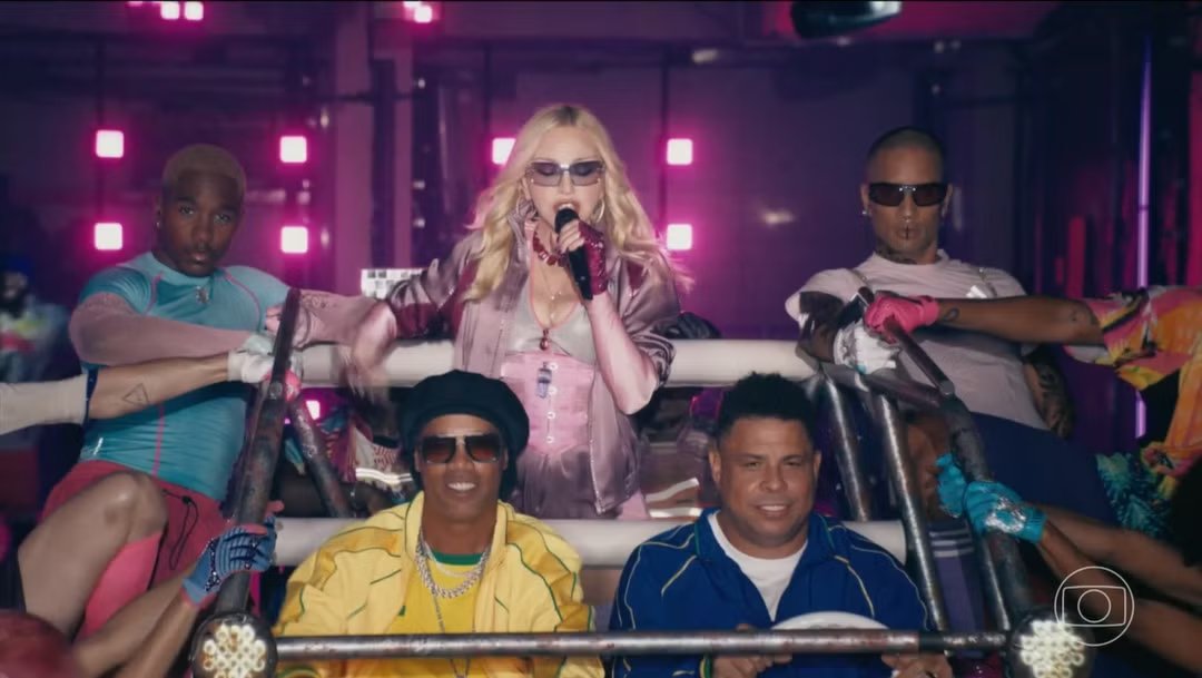 JornalOGlobo's tweet photo. Madonna se apresenta ao lado de Ronaldo Fenômeno e Ronaldinho Gaúcho

Leia aqui: https://t.co/4dtYTu21cQ https://t.co/Yt3g2vmS6b