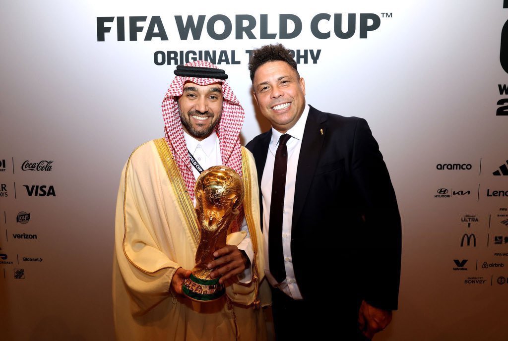 Zeyad_jehani's tweet photo. الأمير عبدالعزيز بن تركي الفيصل 🇸🇦  

حاضراً النهائي 🏆 

بالمنصة مع الرئيس الأمريكي 🇺🇸 وملك أسبانيا 🇪🇸. https://t.co/U492P6eLk2
