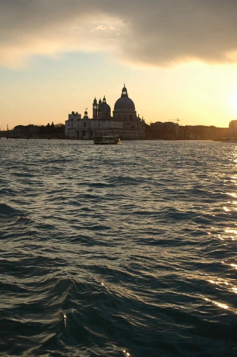 イタリア・ヴェネチアの海に映える夕焼け。