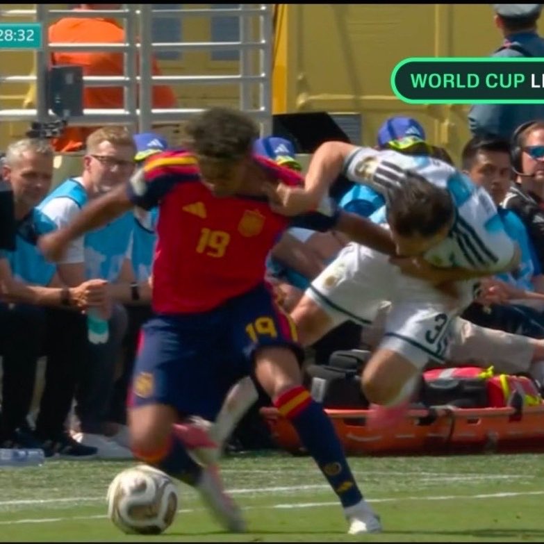 TouchmineX's tweet photo. 🚨𝗦𝗖𝗔𝗡𝗗𝗔𝗟: Challenges from behind without even a yellow card.

Argentina has its own set of rules. https://t.co/TfcOAQTJsp