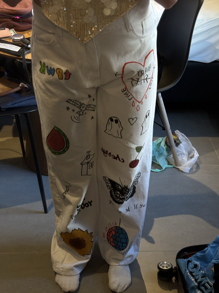 satellarry's tweet photo. gostaria de postar minha calça que eu usei no show dia 17 pq ainda não superei que eu que fiz isso https://t.co/XFZwsONcOG
