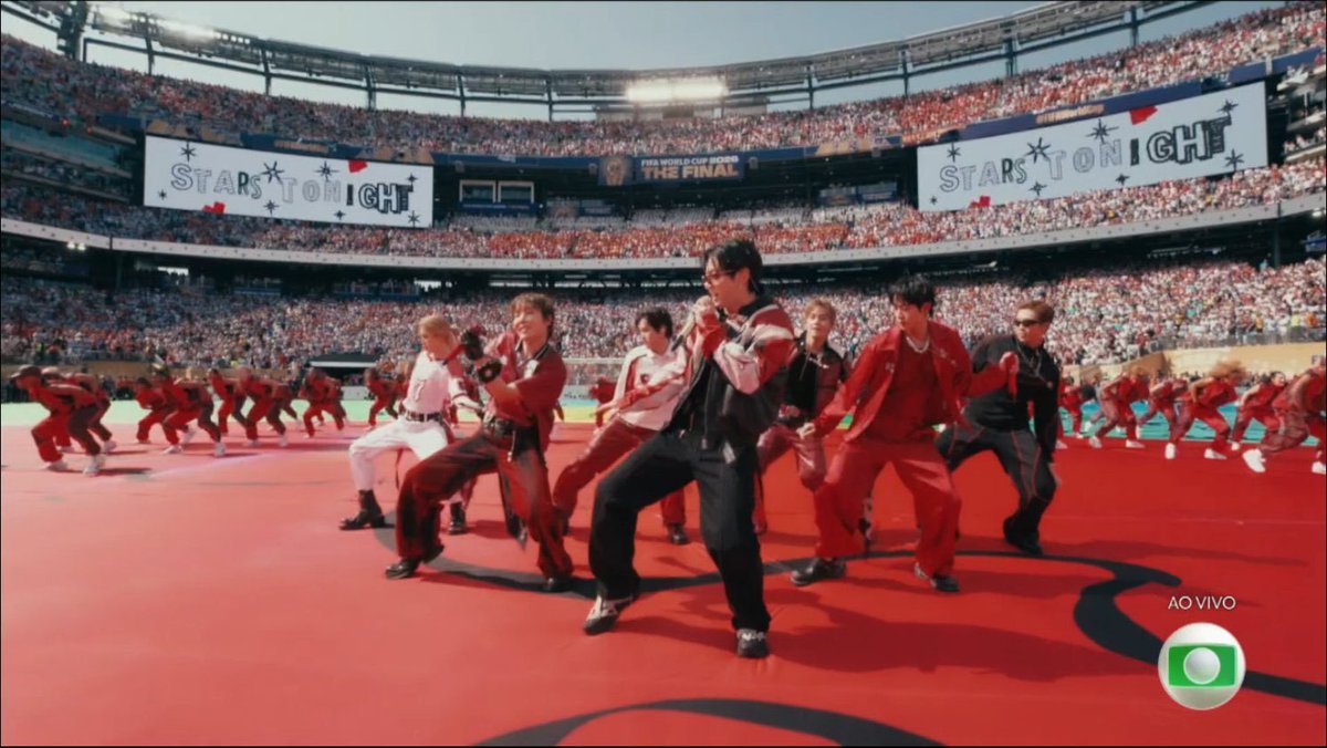 indigo_knj's tweet photo. and finally our kookie performed with his six kookies at fifa! I'M BAWLING MY EYES! I'M SO PROUD OF THEM https://t.co/Imne35giYM