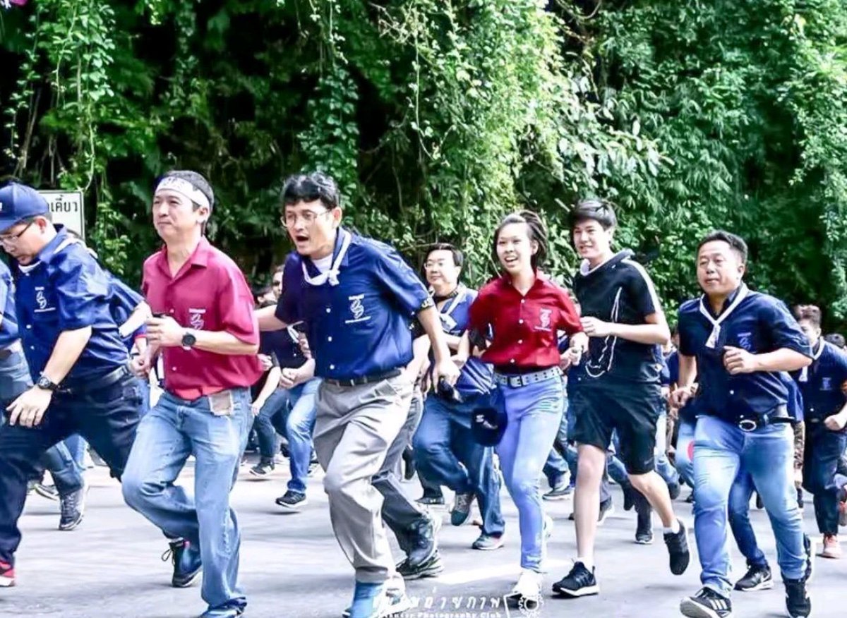 novemberprivacy's tweet photo. น้องภูวินทร์นี่อายุน้อยร้อยกิจกรรมจริงๆ

- ปั่นจักรยานเพื่อพ่อ bike for dad จนได้แผลที่ขาตอน 10 กว่าขวบ

- วิ่งขึ้นดอยกับพ่อที่เชียงใหม่เพราะพ่อเป็นศิษย์เก่ามช. ตอน 15-16 ปี

- ชอบเที่ยวทะเลชอบว่ายน้ำดำน้ำมาตั้งแต่เด็กๆจนได้เป็นอดีตนักกีฬาว่ายน้ำ

- ไปขายหมูทอดช่วงโควิดเพื่อเอารายได้ช่วยเหลือโรงพยาบาลตอน 16-17 ปี

ทุกอย่างที่ว่ามาน้องทำมาตั้งแต่อายุไม่ถึง 18 เป็นคนที่มีแพชชั่น ตั้งใจทำในสิ่งที่ชอบ รักครอบครัว และใส่ใจส่วนรวมมาตั้งแต่เด็กจนโตจริงๆ ภูมิใจที่ได้รักภูวินทร์อะ🥺 #phuwintang