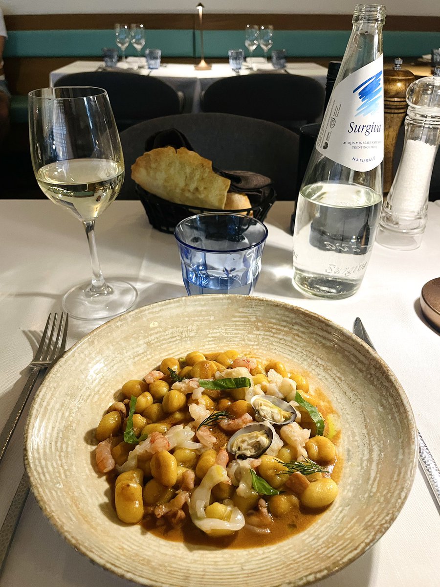 giuliaviolante's tweet photo. Io veramente non capisco che problemi hanno tutte quelle persone che ogni volta mi dicono che si vergognano ad uscire a mangiare da soli. 
Io é la cosa che faccio più spesso e sono i momenti più di pace che ho. Mi riallineo con i miei pianeti interiori. https://t.co/hw5mR6zo11