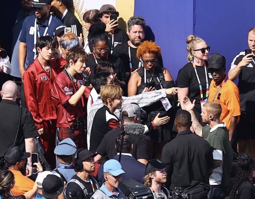 S0P3WRLD's tweet photo. i genuinely can’t believe my eyes are seeing justin bieber and bts in one frame, actually talking, actually greeting each other, after so long https://t.co/k2Cce9gFzG