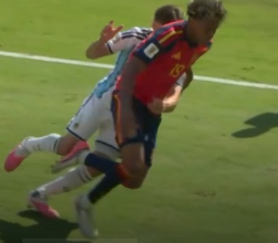 The_Monkey_Mode's tweet photo. Claramente no es falta, es que se sentia solo y queria abrazarlo por eso, claramente #MundialRTVE #CopaMundialFIFA https://t.co/DKoYN4UYyf