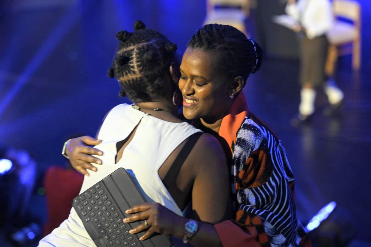 kagire's tweet photo. The closing day of #UbumuntuArtsFestival was graced by the State Minister of @RwandaYouthArts, @XandrineUmutoni, who reiterated the government commitment to support the arts &amp; creative industry to achieve its full potential &amp; contribute to socioeconomic development, as it should. https://t.co/XQFPsByezE