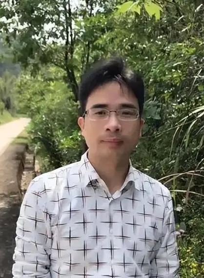 laoyan86's tweet photo. 中国各个阶层的男人似乎都被灌输了同一套代码：

穷人觉得只要努力赚钱，老婆就会相夫教子。

中产觉得只要能维持体面生活，老婆就会相夫教子。

精英阶层觉得以自己的实力，老婆必然会相夫教子。

快递员盛祝宝，科技公司老板苏享茂，世界冠军邹市明，著名演员贾乃亮，万科老板王石，这些人虽然不在一个圈层本该没有交集，但他们的结局竟然出奇的一致。