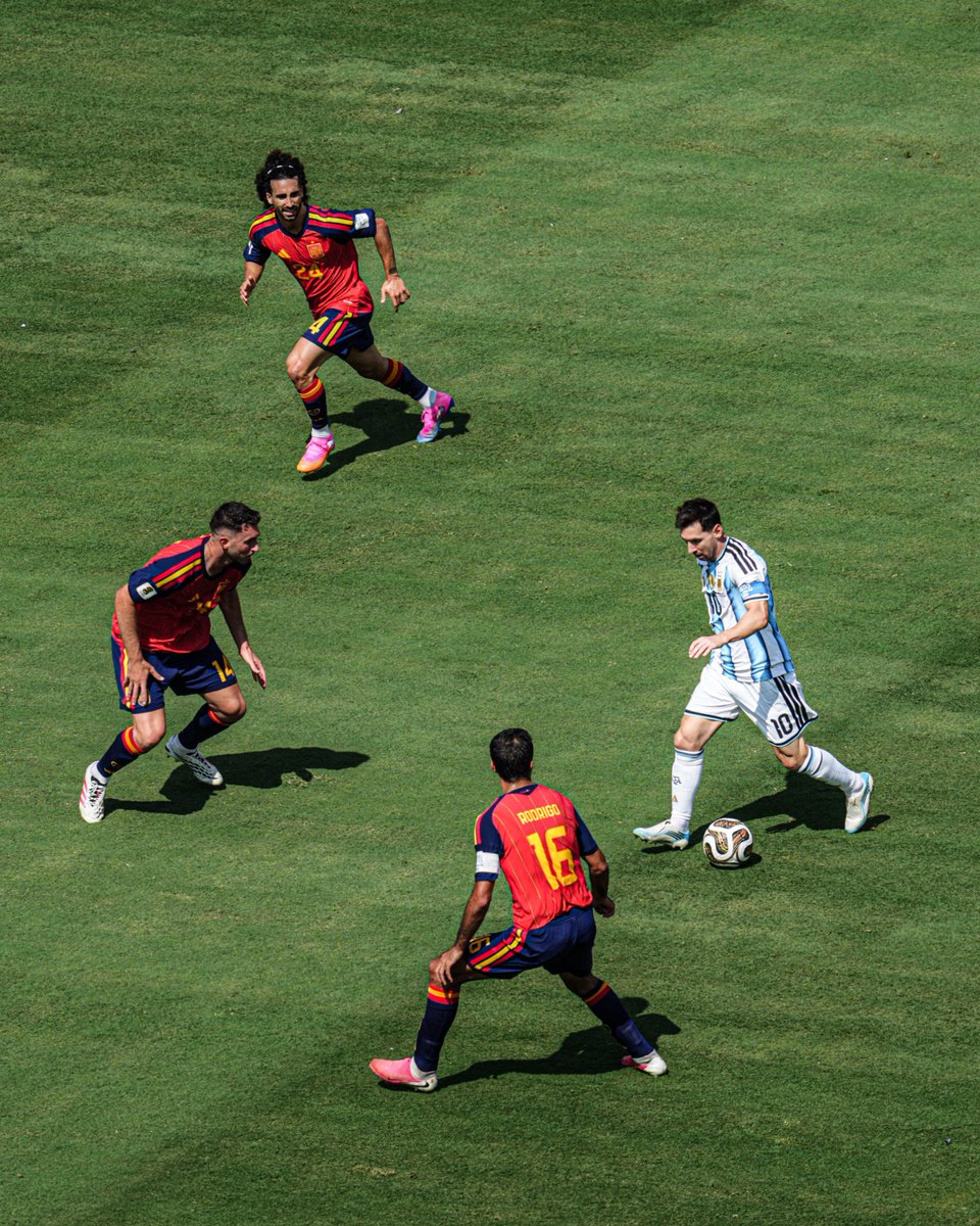ESPNUK's tweet photo. It's always all eyes on Lionel Messi 👀 https://t.co/UcZhod0s8i