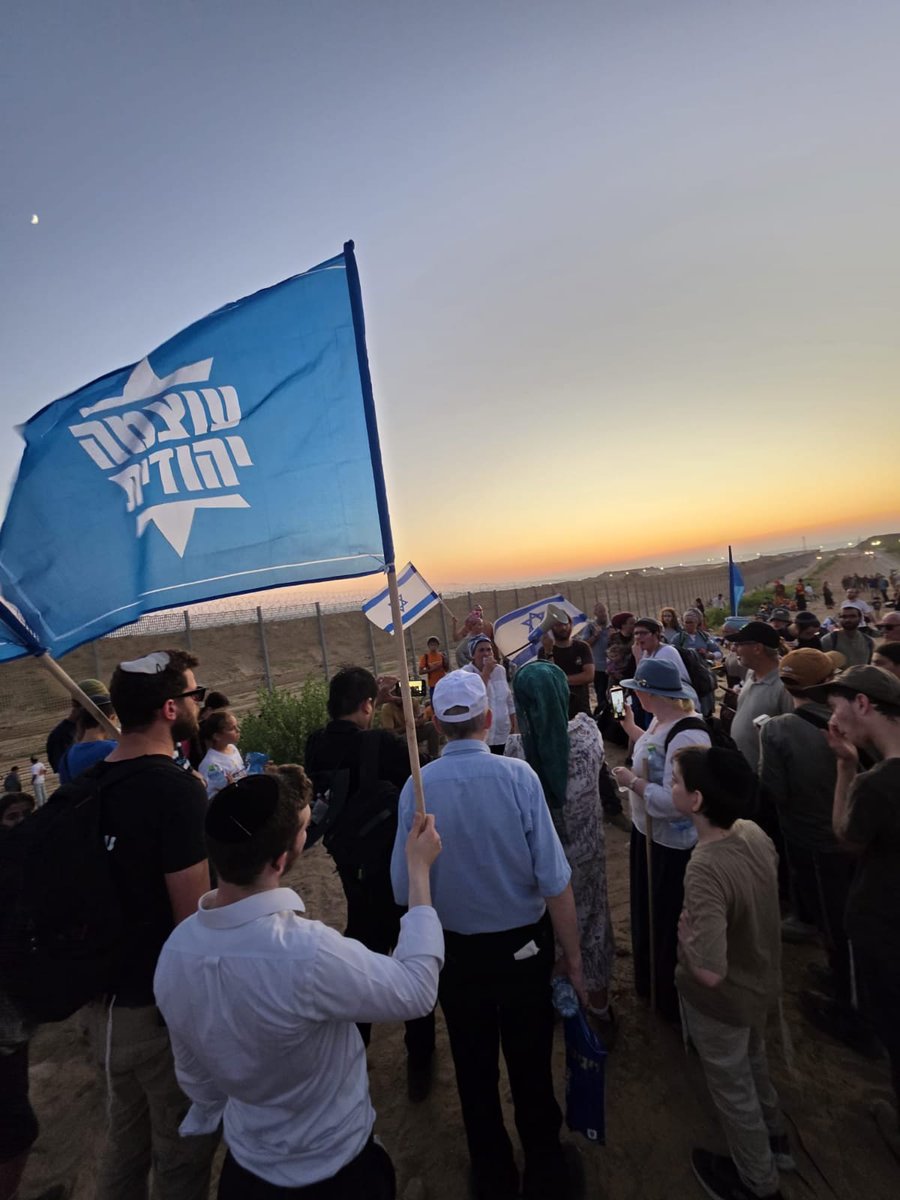 ozmayouth's tweet photo. דורשים התיישבות מיידית בעזה!!🇮🇱

יחד עם עוד כ15,000 איש, נוער עוצמה יהודית הגיע לגדר הצפונית של עזה בדרישה ברורה, להתיישב עכשיו! https://t.co/5SPGFG4BDn