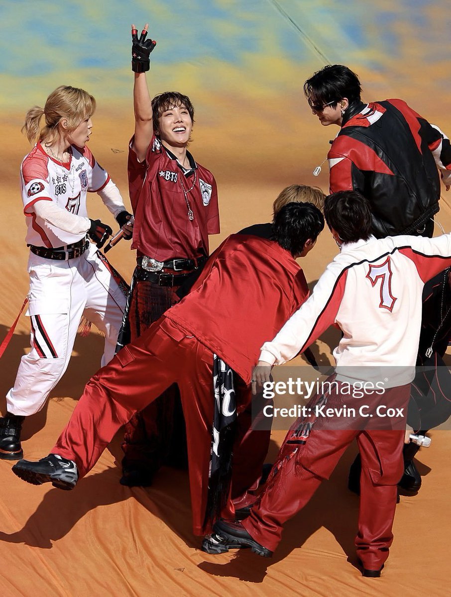 jhopeGlobaI's tweet photo. [📸] new photos of j-hope at FIFA World Cup 2026

J-HOPE TAKES THE WORLD CUP
#jhope #BTSHALFTIMESHOW
#BTSxWORLDCUP2026 https://t.co/N3Kz2tnPpH