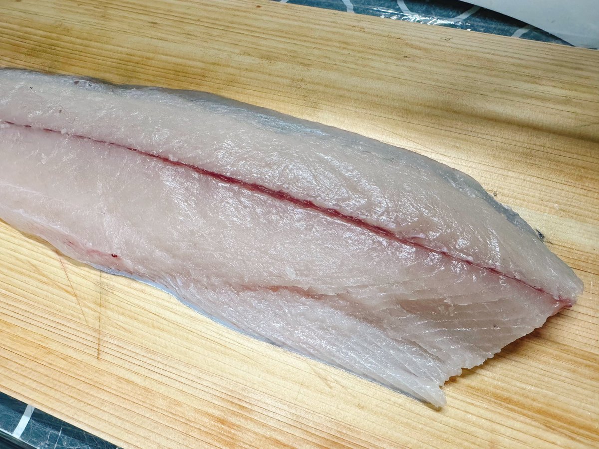 bonessp08's tweet photo. 冷蔵庫入らない！
切ってしまえ！
食べてしまえ！
65cmあるのか
関東だからサワラでいいよね？

#東京湾
#鰆
#サワラ
#サゴシ
#どっち問題 https://t.co/Hsk75SULmz