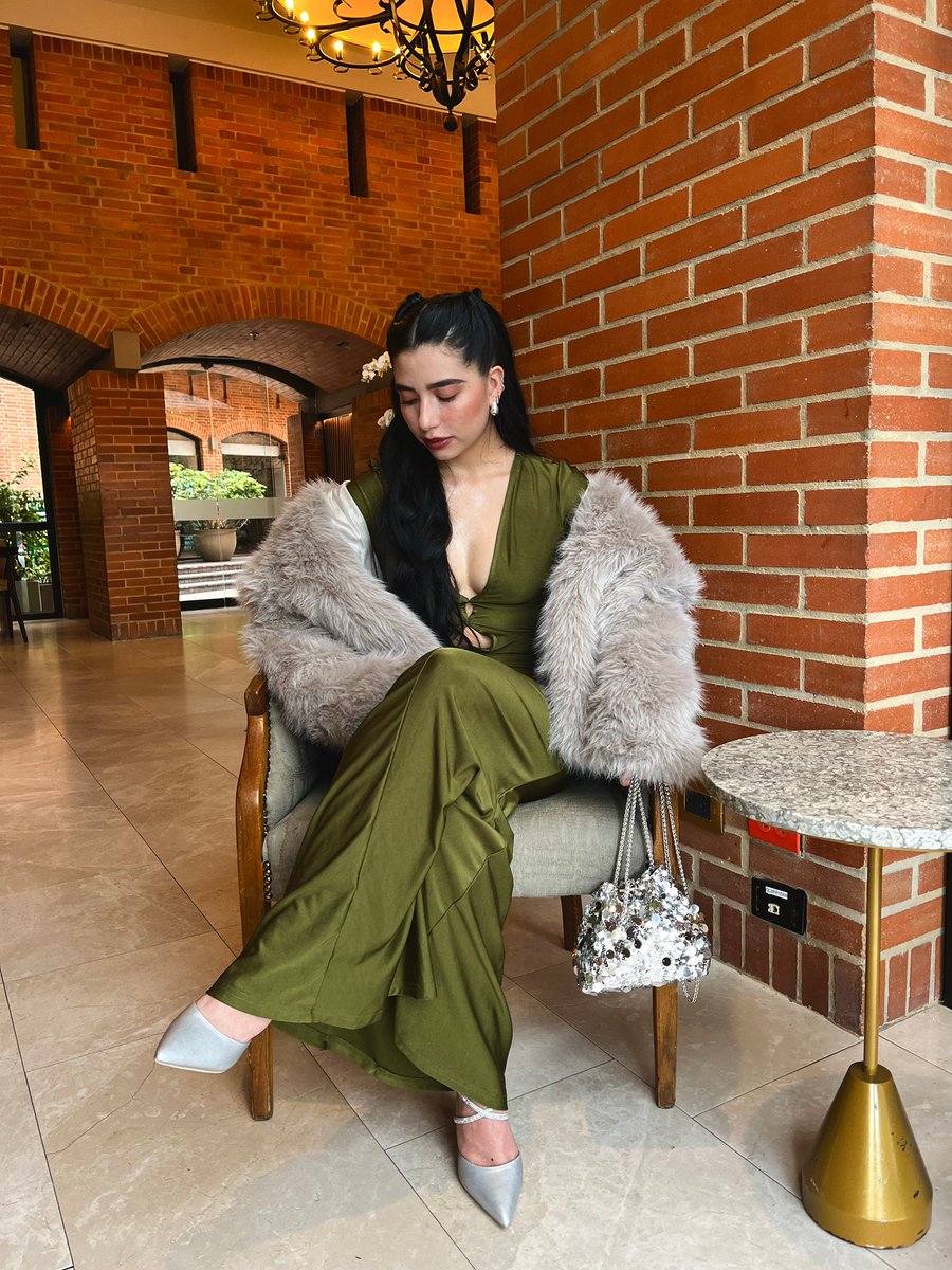 LLLHLV's tweet photo. Like a princess 🩶🧸✨ https://t.co/seIa3lw4Jk