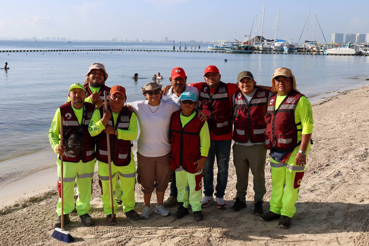 AytoCancun's tweet photo. Y mantenimiento de nuestros arenales, especialmente en las playas con distintivo #BlueFlag.
(2/3) https://t.co/ZAnLCSCgVQ
