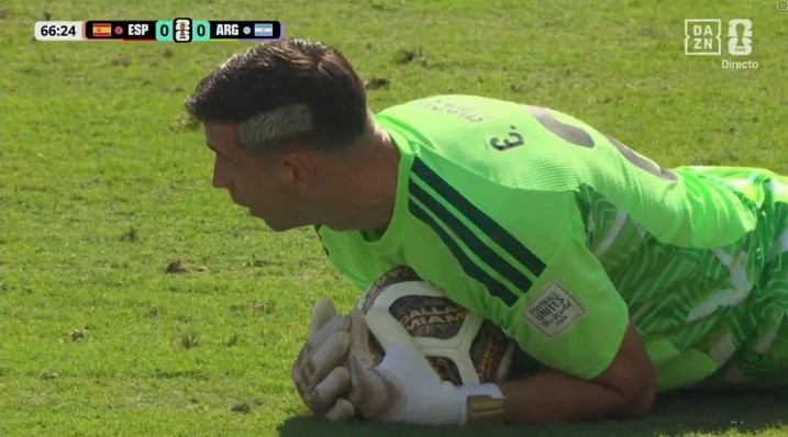 DebatimosTV's tweet photo. Hasta el momento la fiigura del partido es Dibu,está prendido fuego #Fifaworldcup #mundialdefútbol2026 #MundialxTelefe https://t.co/TeLM75l8sF