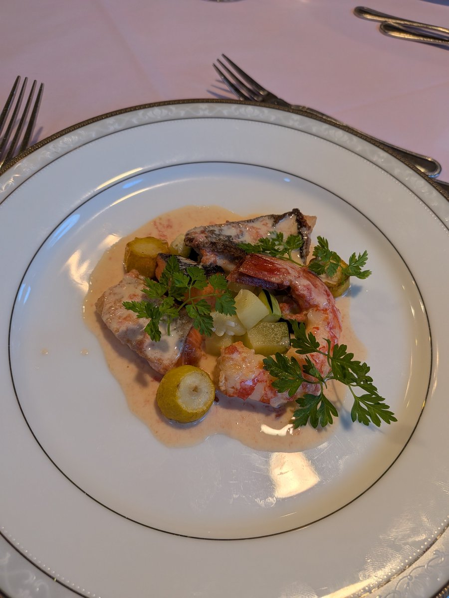 Wind1972215's tweet photo. 定年後に自宅で開業したというフレンチのお店でディナー🍴
早食いの私もさすがにゆっくり味わいました😋 https://t.co/VnDd7phDIv