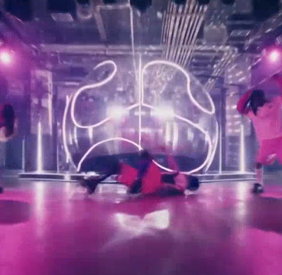 MadonnaUltimate's tweet photo. the giant football opened and became a discoball heart 🩷🪩 #MadonnaFifa https://t.co/N6gu73A9s6
