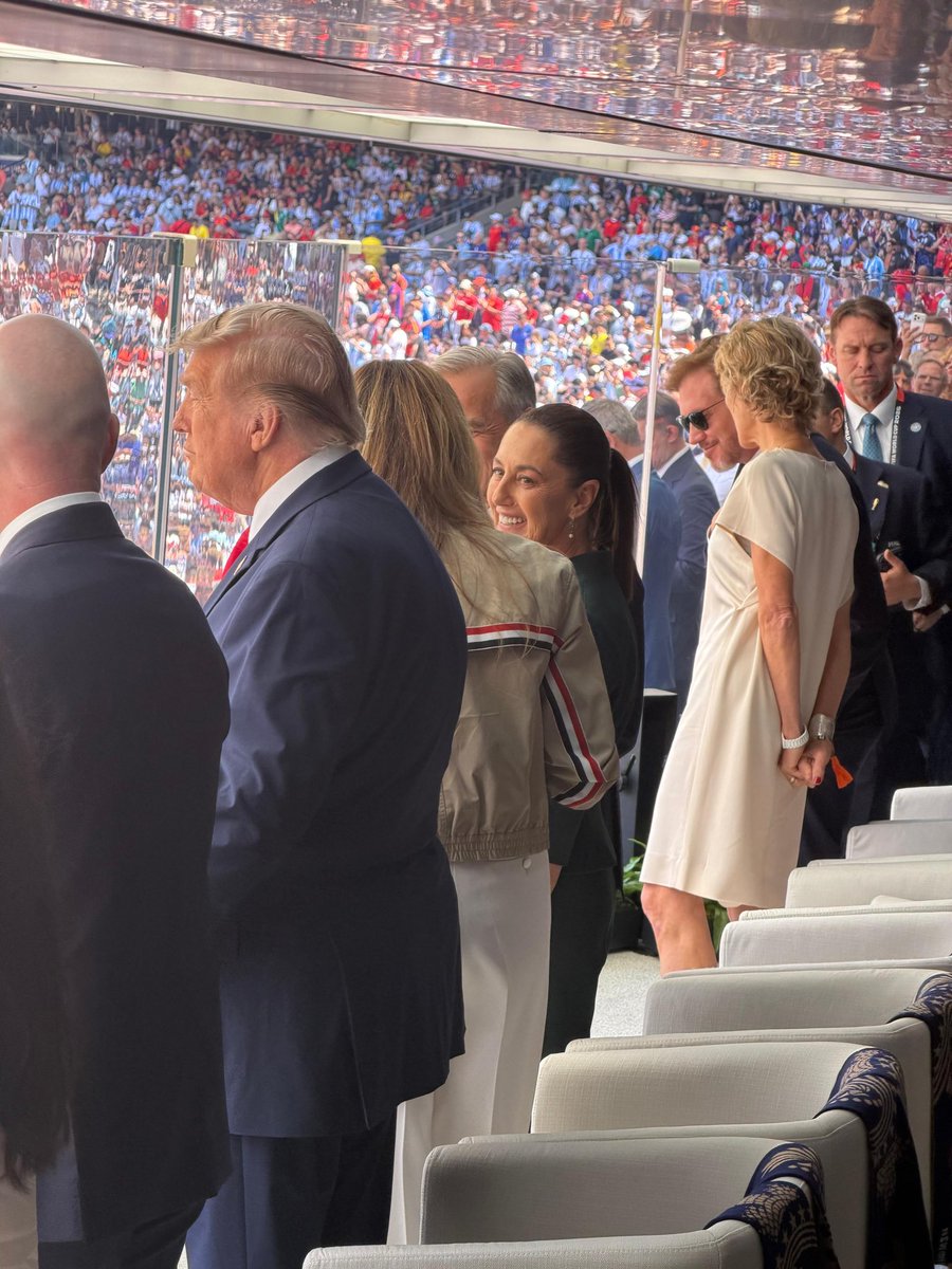 NachoRgz's tweet photo. La presidenta @Claudiashein platicando de manera muy amena con la primera dama de EUA @MELANIATRUMP. Sin desdoro de las diferencias políticas, es muy evidente la afinidad personal entre Trump y su familia con Claudia. Esto es lo que les ARDE y en serio a la fachiza. https://t.co/HZ4Fymqbmo