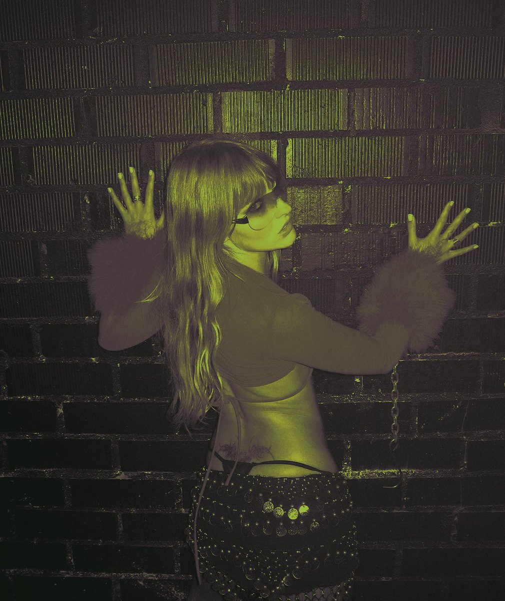 satanicvhs's tweet photo. ㅤ

         so, put your loving hand out, baby
         i'm beggin', beggin' you so, put your
         loving hand out, darling . . ⠀⠀ ⠀⠀ ⠀ ⠀⠀

ㅤ https://t.co/1kE44ZV8bt