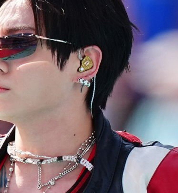 myyouwithjk's tweet photo. the "jungkook" necklace , the army logo on his in ears and the BTS belt 🥹💘 https://t.co/zjhdsiYxJl