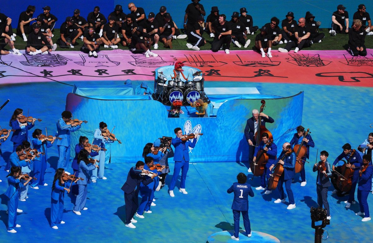 Ro3ertoVZLA's tweet photo. El director de orquesta venezolano Gustavo Dudamel sorprendió al público al unirse a los carismáticos Muppets durante la ceremonia de clausura de la final del Mundial 2026. https://t.co/Xd4Slzrj23