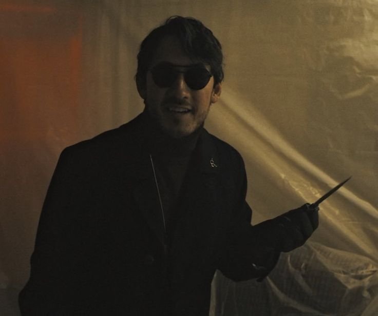 NathanielKKT's tweet photo. Murder Mark (Murdock)

I know you could argue he gives HEAVY heavy metal vibes, but I have always pictured him as a Nu Metal guy!!!! Mostly SOAD inspired. And he gives me guitarist vibe idk 

he's trying to be mysterious and cool af in the scenario...... https://t.co/FwR63MHFFz