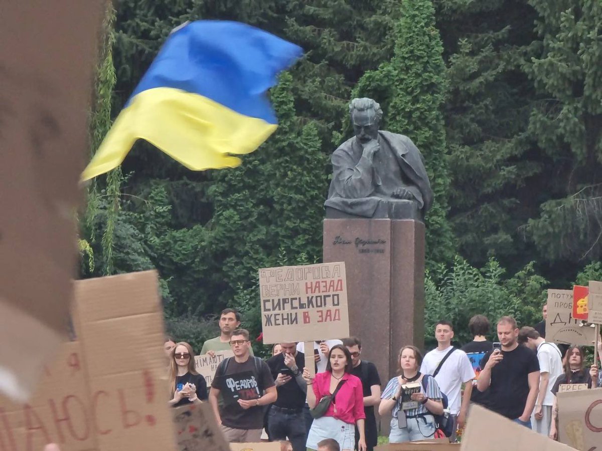 Beefeater_Fella's tweet photo. 🇺🇦 In Kyiv, for the fourth day in a row, people have taken to the streets to demand Syrsky's resignation and Fedorov's return to the position of Minister of Defense. https://t.co/eGriyg9qIM