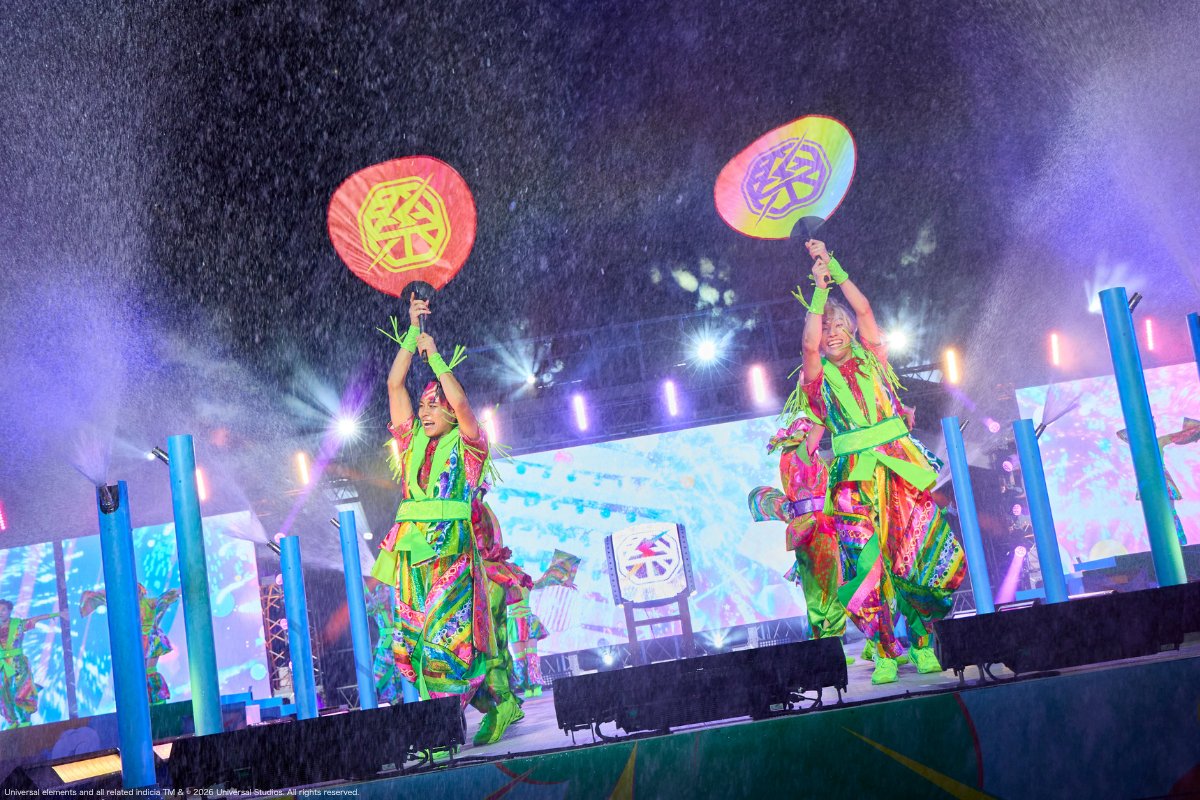 USJ_Official's tweet photo. ＼USJで盆踊り？！🏮／
NO LIMIT! グロウアップ Oh! マツリ

あの夏メロをみんなで歌って踊って大盛り上がり🎶
さらに水かけで最高潮！💦🔥

ショーのラストは、盆踊り⁈😳
USJでしかできないお祭り体験✨
５つのダンスナンバーの中で好きなのはどれ？✨
コメントで教えてね👇
https://t.co/UUe1Fb9d7c https://t.co/zAhz2jvlNu