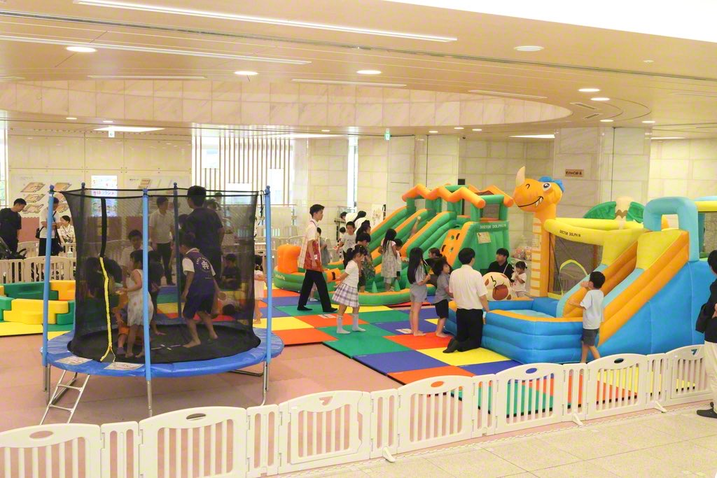 seikyoofficial's tweet photo. 創価文化センターに「きぼうランド」がオープン！

小学校低学年の児童や未就学児と保護者が一緒に楽しめる「2026サマー きぼうランド」が18日、信濃町の創価文化センター内にオープンしました。
 
1階にはエアー遊具（すべり台）などの「アクティブエリア」、2階には絵本読み聞かせコーナーなどの「体験型スポット」を設置しており、親子で充実のひとときを過ごすことができます。

8/7(金)まで。
詳しくは総本部のHPをご確認ください。
https://t.co/bJv7ivRqhG