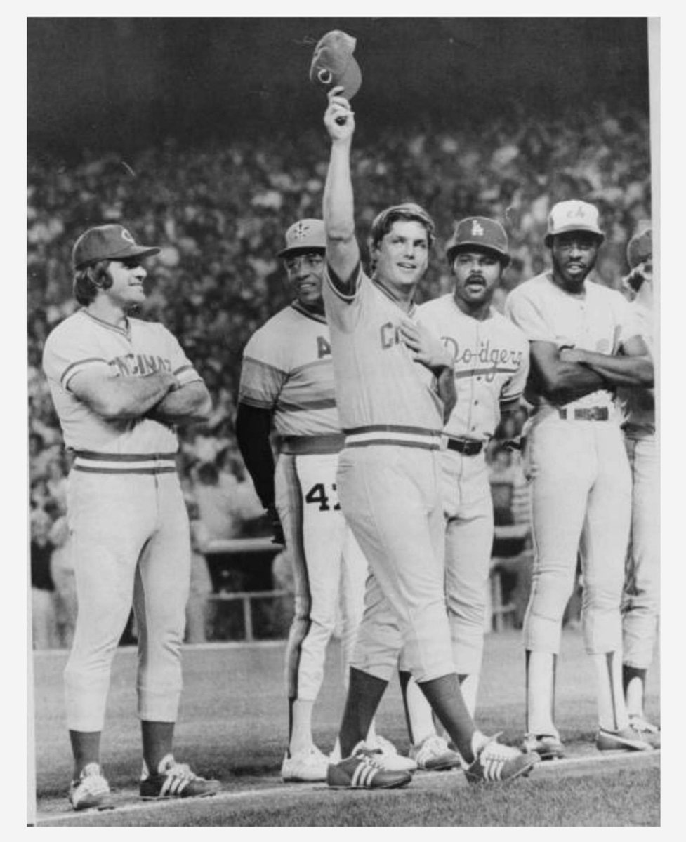 VanderlansJim's tweet photo. July 19, 1977 - Tom Seaver acknowledges a standing ovation as he is introduced at the All Star Game at Yankee Stadium.
#MLB #OTD #1970s #AllStarGame https://t.co/G9fTX3tFbJ
