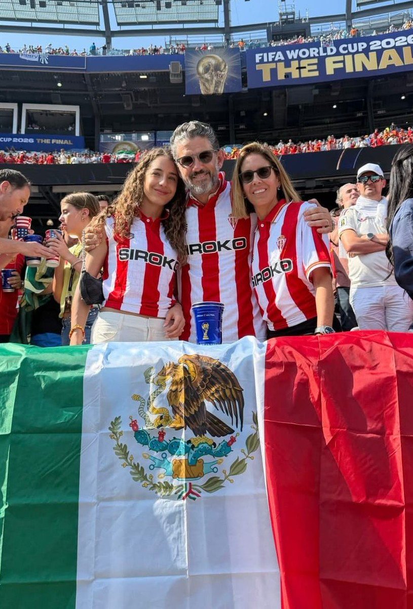 FichajesRSG's tweet photo. Alejandro Irarragorri y familia en la final de la Copa del Mundo con camisetas del @RealSporting https://t.co/HJq4oWPvBw