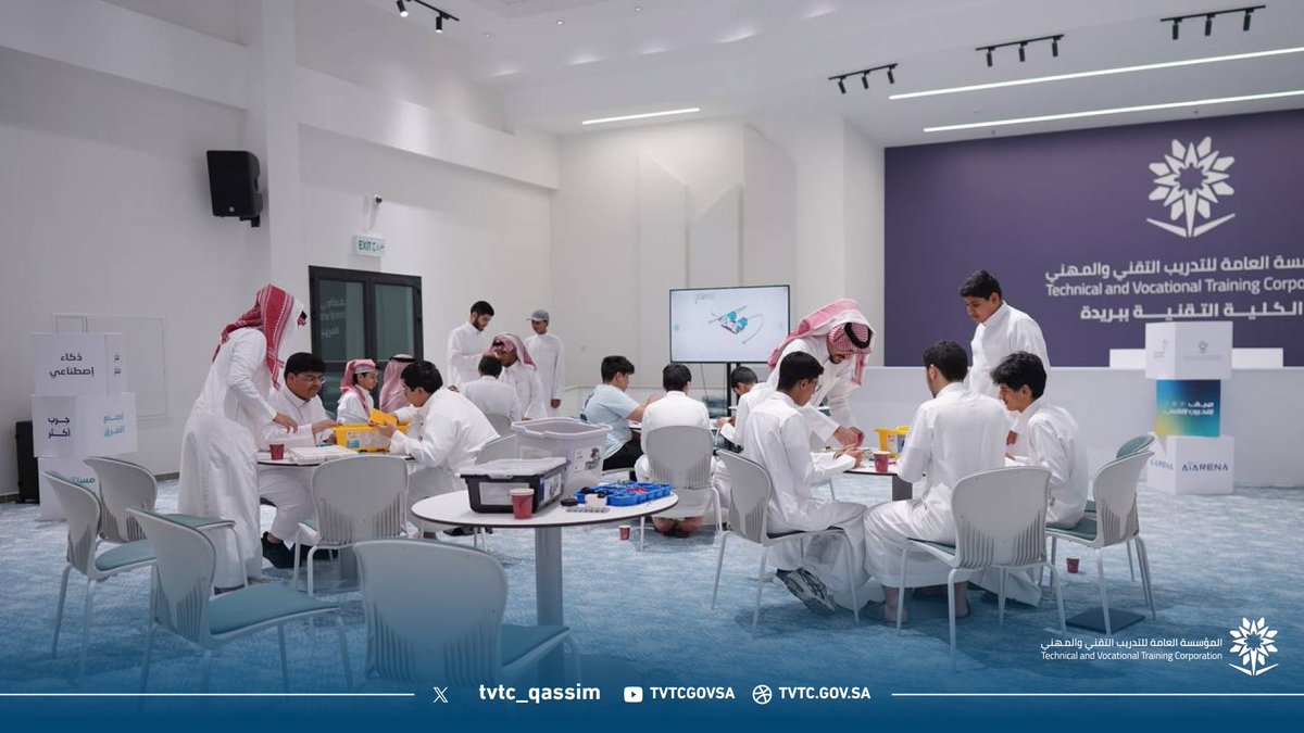 tvtc_qassim's tweet photo. عقول تتقن لغة المستقبل وقدرات تنافس في الميدان…

شغف طلاب وطالبات المرحلة الثانوية يتجسد اليوم في معسكر الروبوتات والذكاء الاصطناعي ضمن فعاليات
#صيف_التدريب_التقني بالكلية التقنية ببريدة.

#حنا_ندورك
#برنامج_تنمية_القدرات_البشرية
#رؤية_السعودية_2030 https://t.co/ExEzONdKLv