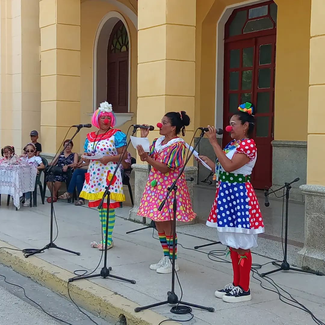CNCTVGranma's tweet photo. Con el espectáculo variado "Por una sonrisa" desde la Casa de Cultura 20 de octubre en #Bayamo se celebró el Día de los Niños. https://t.co/vR8ZBlde6c