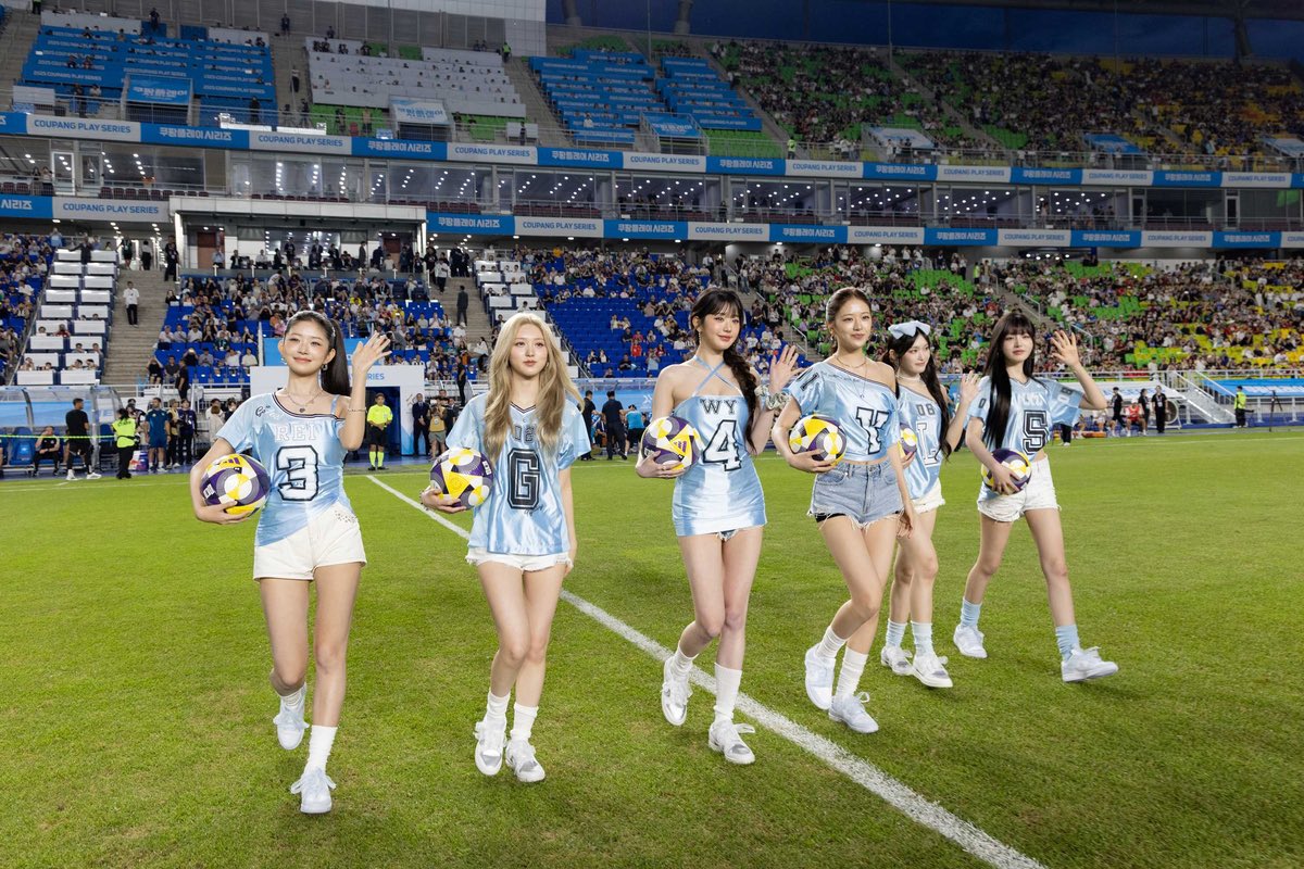 DiveBasee's tweet photo. K-pop girl group IVE will be winning the World Cup final thanks to their long legs and top scorer An Yujin. https://t.co/Zy1StDb6Og