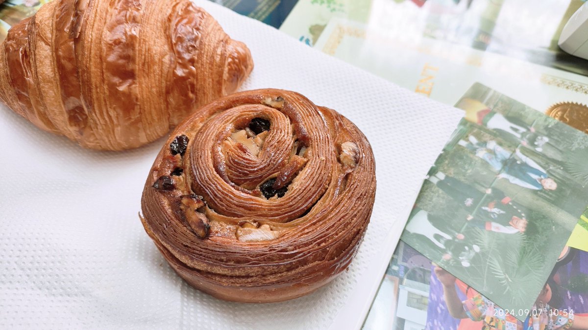 hwantasy_island's tweet photo. Just devoured a warm, buttery croissant straight from the bakery—perfectly flaky layers make this morning such a win!， https://t.co/d9iryXL1NE