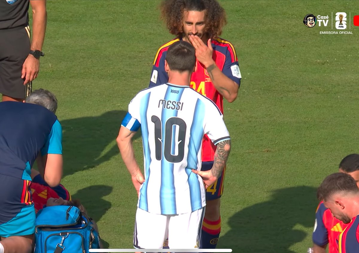 marioliveirain's tweet photo. Cucurella colocou levemente a mão na boca, quase que para soltar um arroto, e Messi, na malandragem típica de um jogador argentino, chamou o juiz para dizer que ele deveria levar cartão vermelho. O cara tem alma de trapaceiro, não tem como kkkkkkkkkkkkk
#ESPxARG #FIFAWorldCup https://t.co/6Khw4WtFJ8