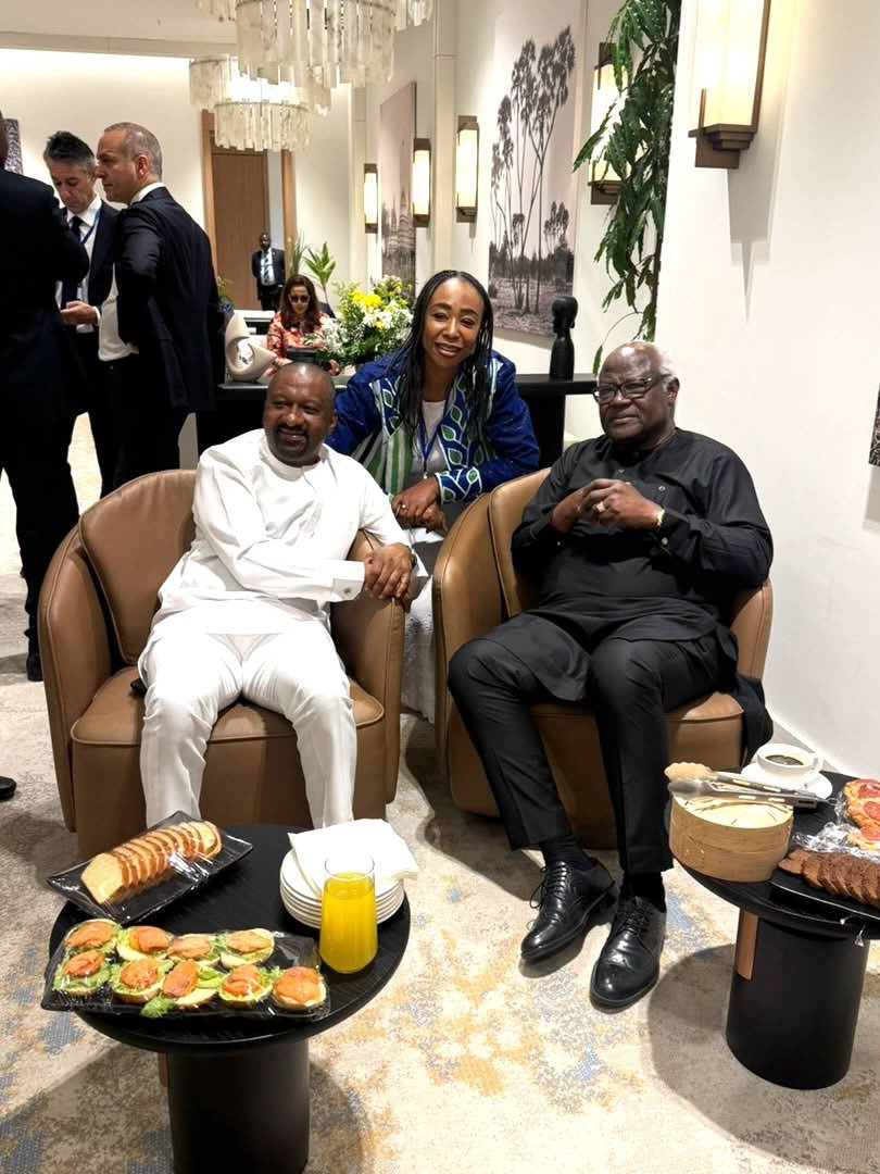SpaceYame's tweet photo. At the 69th ECOWAS Summit in Lungi, former President Bai Koroma was seen sharing a cordial moment with Vice President Juldeh Jalloh, Fatima Maada Bio, and Hawa Sally Samai, Executive Secretary of the Independent Commission for Peace and National Cohesion.

#ECOWAS 
#SierraLeone https://t.co/MVTKPjE0xZ