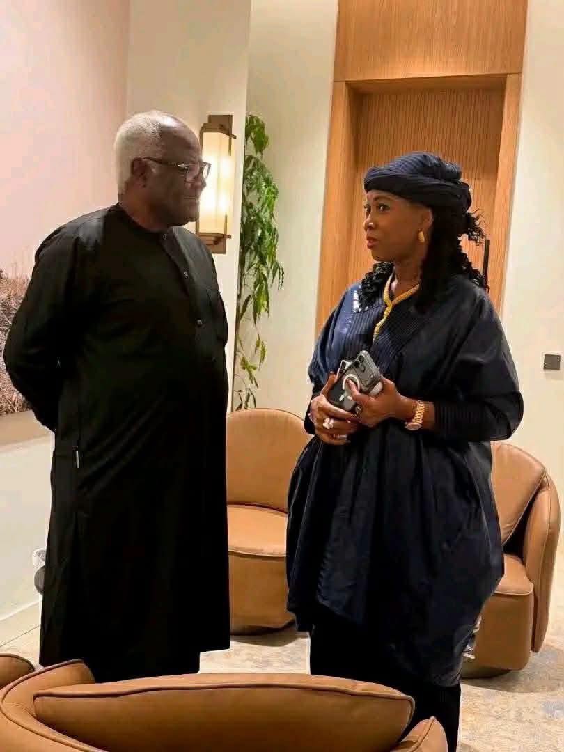 SpaceYame's tweet photo. At the 69th ECOWAS Summit in Lungi, former President Bai Koroma was seen sharing a cordial moment with Vice President Juldeh Jalloh, Fatima Maada Bio, and Hawa Sally Samai, Executive Secretary of the Independent Commission for Peace and National Cohesion.

#ECOWAS 
#SierraLeone https://t.co/MVTKPjE0xZ