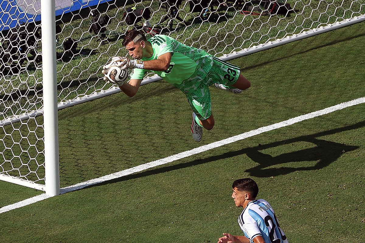 SoccerKingJP's tweet photo. 🇪🇸速報🇦🇷
スペイン圧倒もW杯決勝は0-0で延長戦へ…前後半シュート0本のアルゼンチンはエンソ退場で数的不利に
https://t.co/unEko7y42Y

🗣️編集部より
「FIFAワールドカップ2026決勝はゴールレスで前後半が終了。スペインがシュート15本枠内10本、アルゼン���ンはシュート0本��ワンサイドの展開です」 https://t.co/zXxUyFo99Y