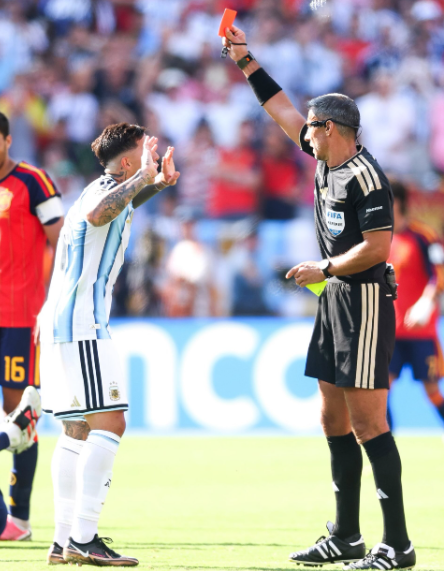 Sangtharii's tweet photo. 🚨 Argentina have received their first 𝐑𝐄𝐃 𝐂𝐀𝐑𝐃 🟥of the 2026 FIFA World Cup, with Enzo Fernández sent off in the 90th minute of the final against Spain. 🟥🇦🇷